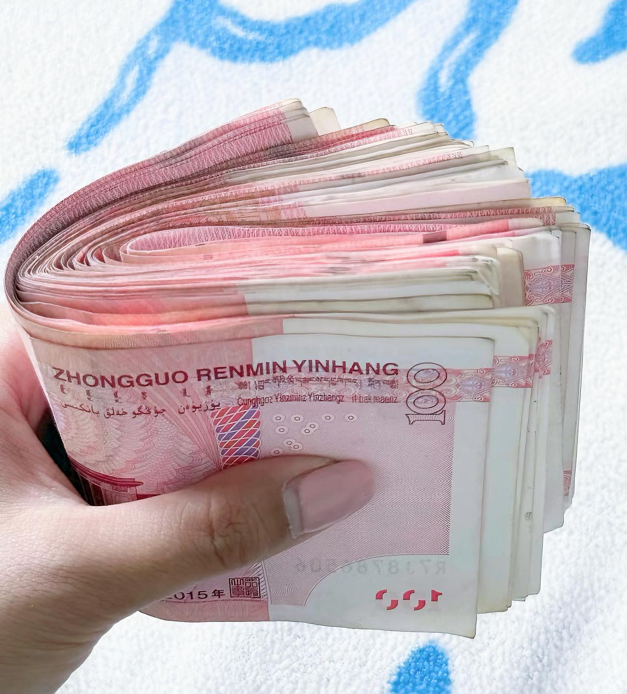 国庆节回娘家，我妈塞给我2万块钱。我没推掉，拿了。回家路上我老公说，你咋好意思拿