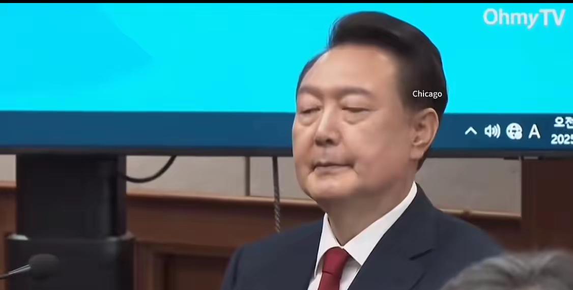 尹锡悦终于坐上了被告席，这也太难了……为了维持最后的体面，他依然西装革履，扎着