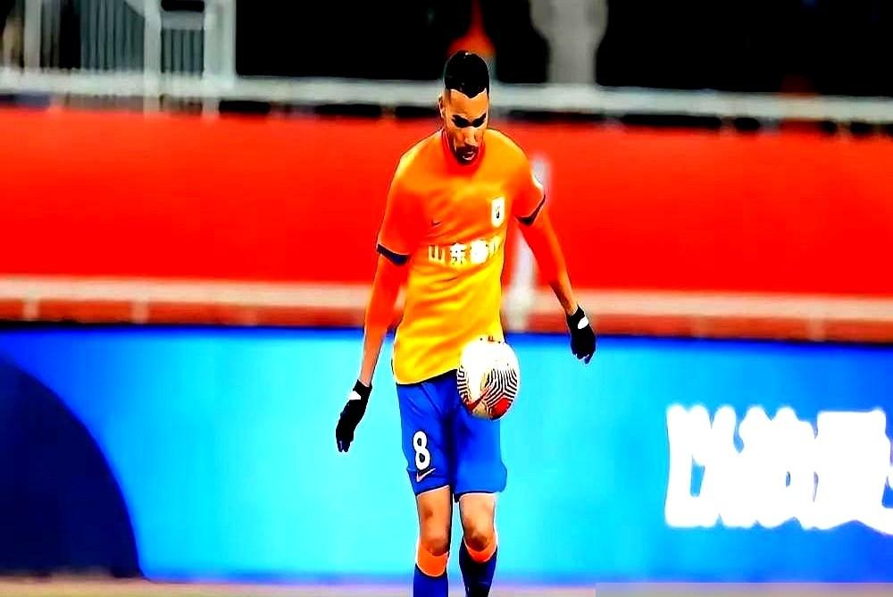 泰山队这操作，真是让人看不懂。热身赛2-9输给上海申花，德尔加多被硬塞到后腰