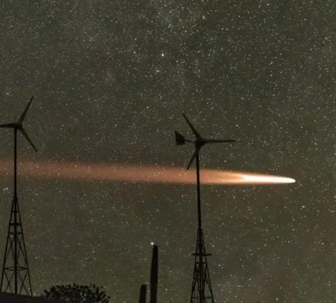 最新消息，马斯克的星舰九号在非洲纳米比亚草原的上空爆炸了，宛如一场盛大的烟花流星
