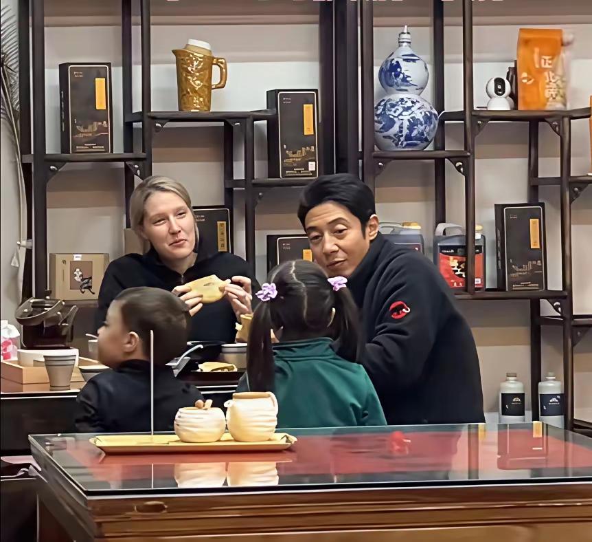 撒贝宁带娃游大同：真正的富养，是让孩子脚踩泥土看世界撒贝宁带着老婆孩子现身