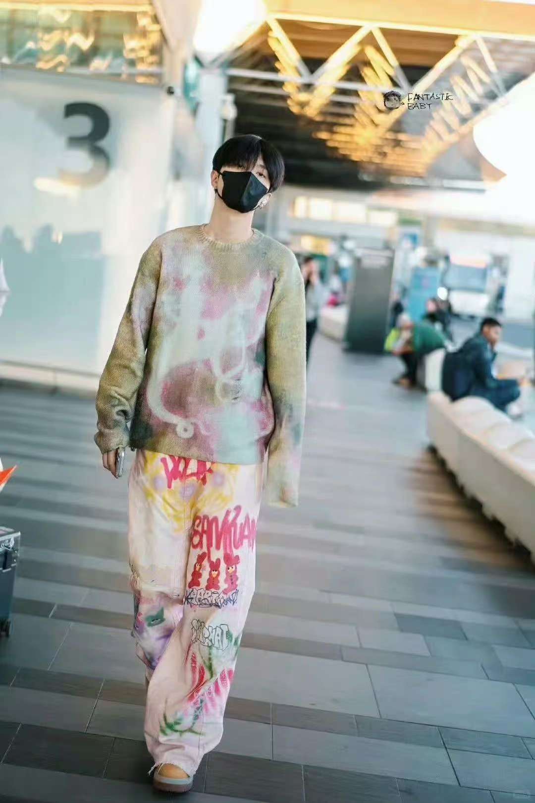 全世界偶遇范丞丞范丞丞出国逛街的阵仗好绝！满满一车战利品超抢眼，顺毛发型软乎乎，