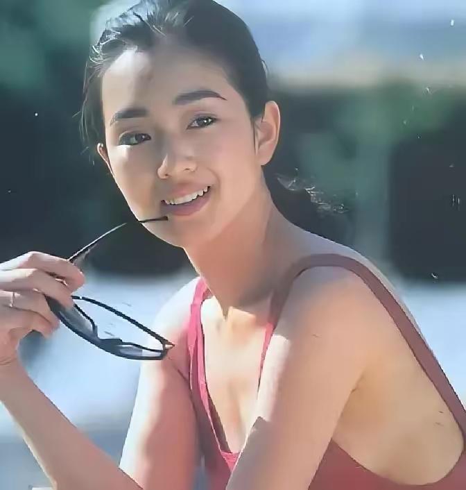 1996年，31岁的巩俐嫁给黄和祥，本以为是开启幸福一生，可结果却不尽人意。婚礼
