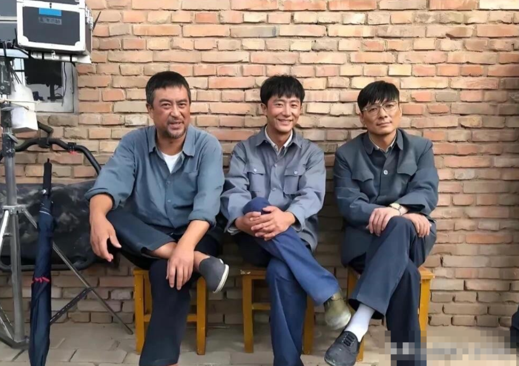 这三位都是实力派男演员，左边胡子拉碴的是张嘉译，这应该是剧照，记得平时看到他参加