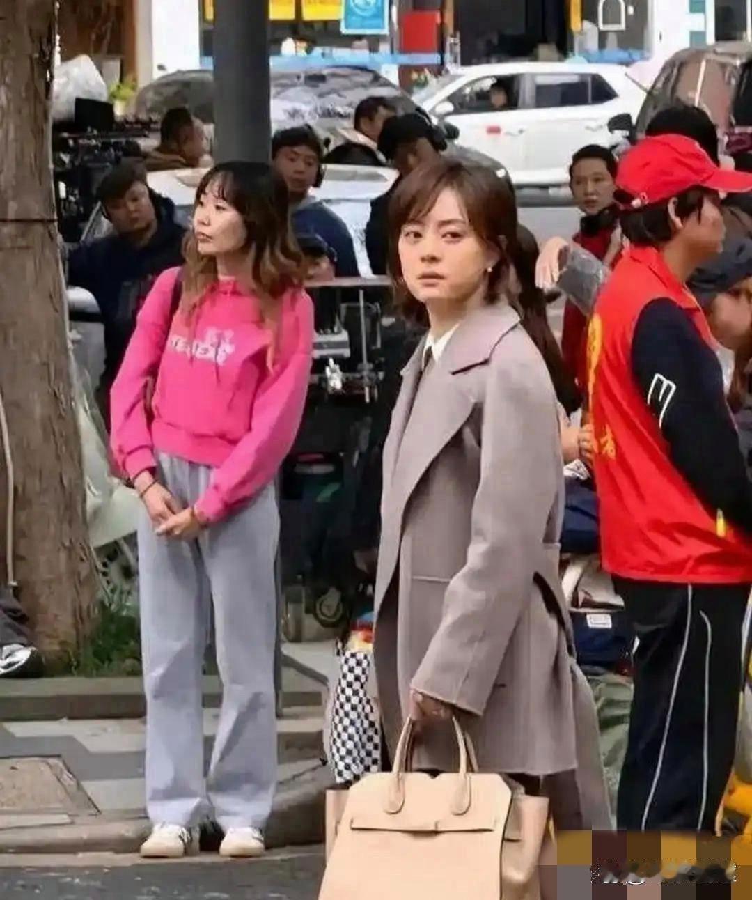 孙俪送闺女去上学，这女儿跟她长得一模一样，简直是从一个模子里印出来的，基因也太强