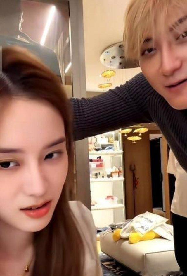 徐艺洋诠释了结了婚的女人真能忍！黄子韬直播时扇老婆巴掌，徐艺洋瞬间懵了，马上