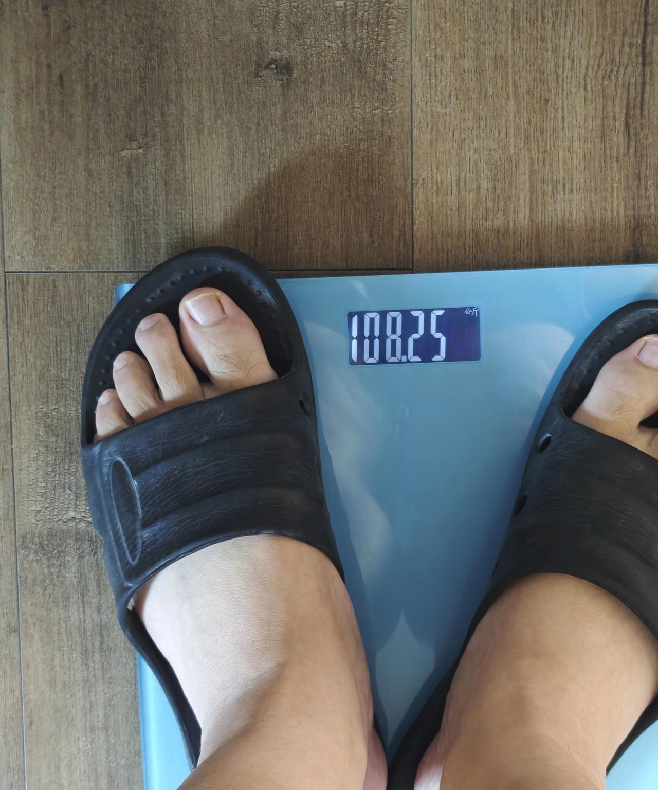 今天早上空腹体重108.25kg，自从晚上不吃饭之后，也就是过午不食之后，每天体