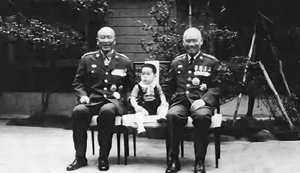 1960年，白崇禧带孙儿白法圣到亲家顾祝同家串门时的留影，两位都快70岁的老军人