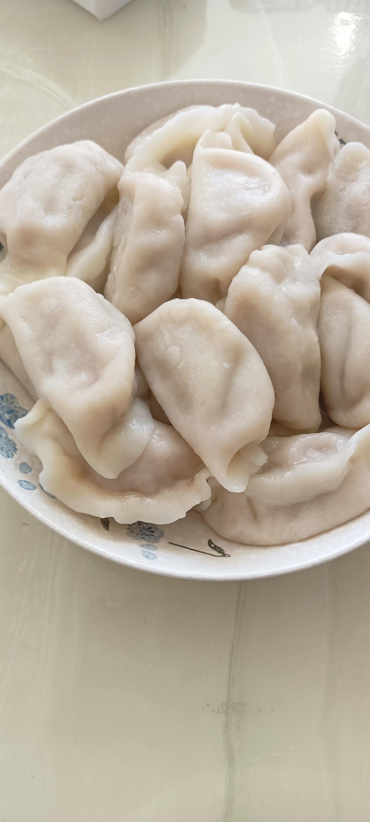 在吃东西方面，我和我老公就是两极。我是食欲太好，吃啥都香，总是在减肥的路上努力