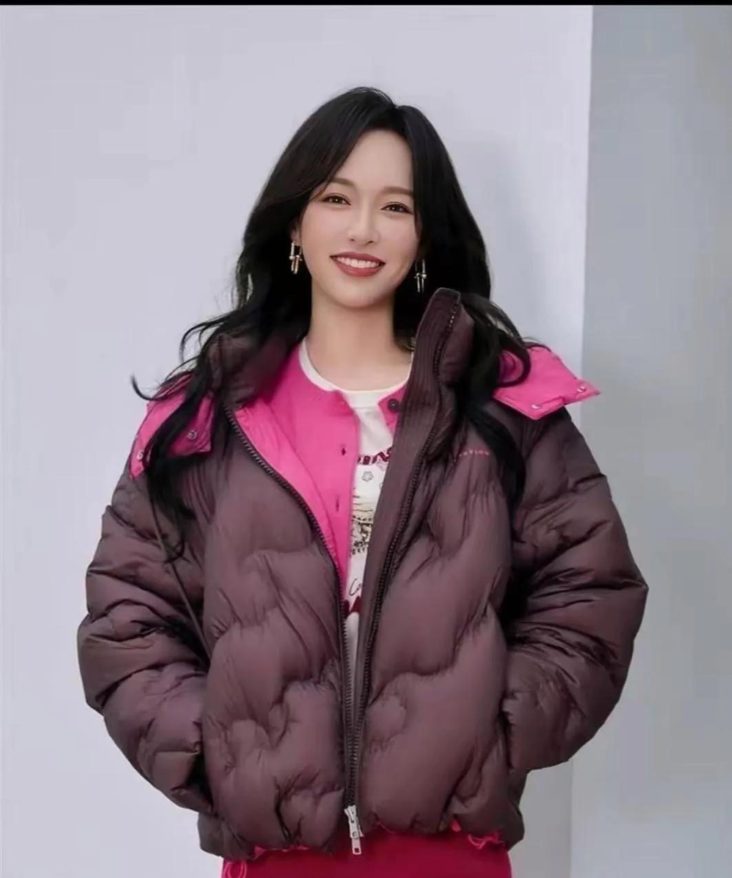 唐嫣这冬日穿搭杀疯了！深棕撞玫粉羽绒服+卫裤，活力感直接焊身上谁能想到羽绒