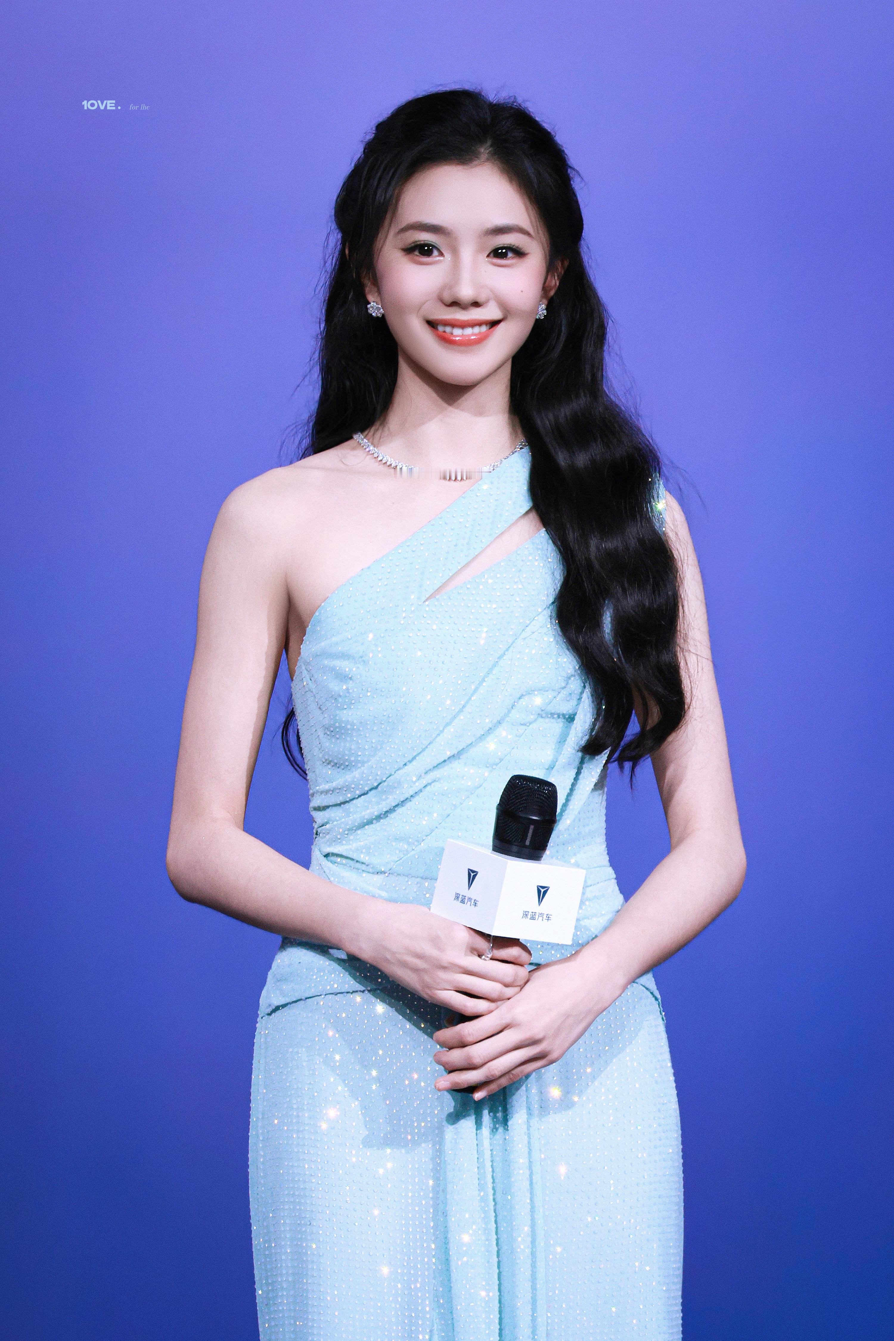 刘浩存水蓝斜肩礼服衬得身姿窈窕，碎钻星光随裙摆轻晃，如深海里游曳的人鱼公主。