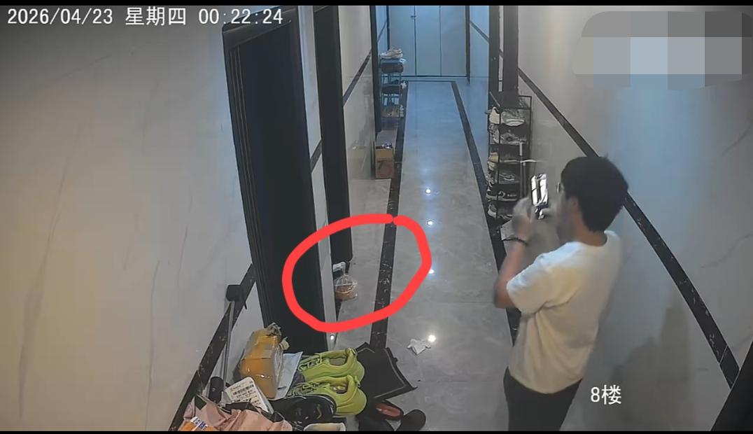 一外卖员送炒面，在客户门口拍完送达照片后竟然直接拎着炒面就走了，客户迟迟没有收到