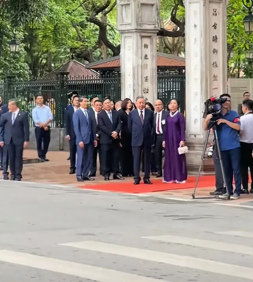 越共书记苏林邀请访问越南的法国总统马克龙参观文庙（供奉周公和孔子），门口一排排的