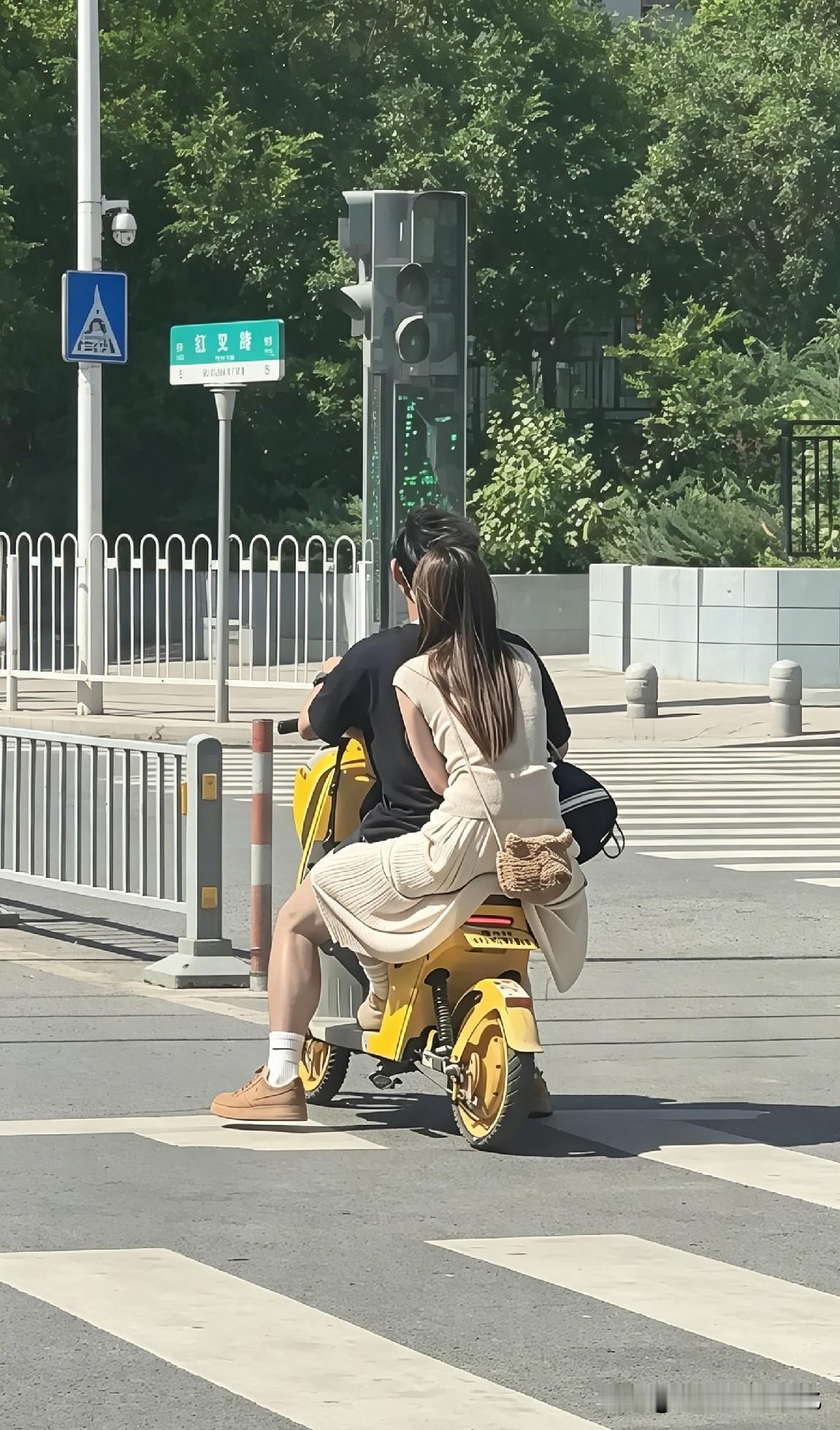 路口电动车后座，一身温柔针织裙藏着没人懂的窘迫等红灯的几十秒，我盯着女孩的