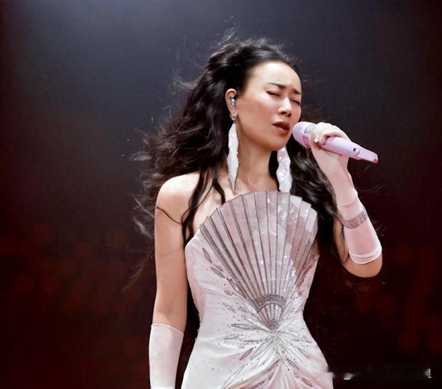 59岁的那英，还能稳住乐坛天花板吗？昨晚，那英巡演四面台开唱，一登场就把全场