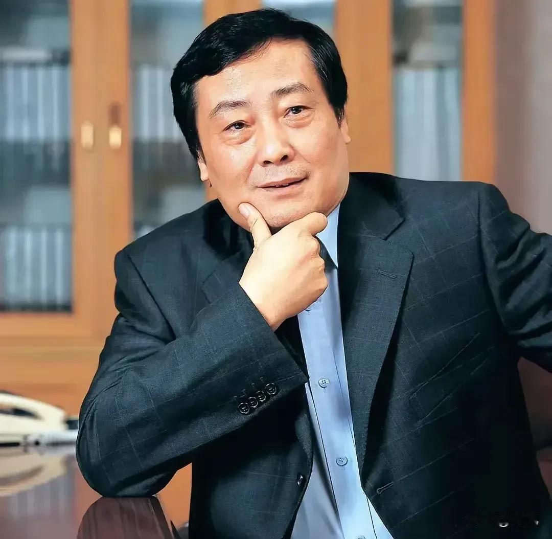宗庆后生前那形象，简直是商界清流——穿布鞋、吃食堂，说他一门心思扑在娃哈哈上，外