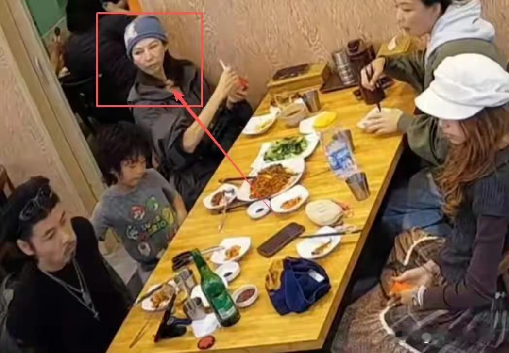蔡少芬携家人现身韩国，素颜状态下的她面容略显清瘦，岁月痕迹较为明显。餐桌上，她神