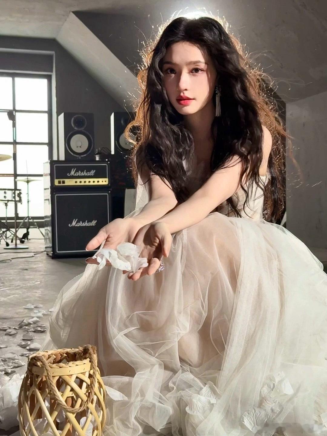 林允live十八宫格营业照林允羽毛氛围感大片救命！林允这组live图美到失语！