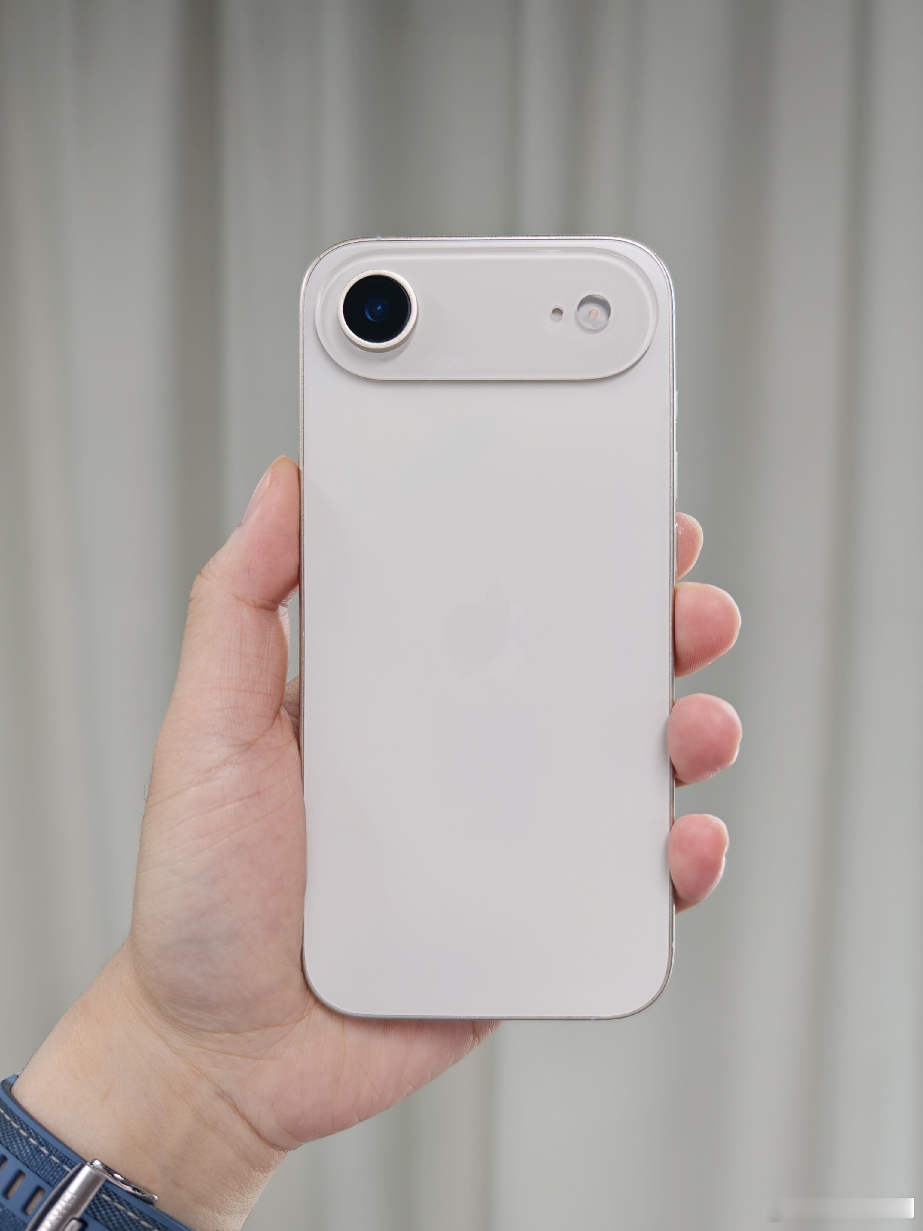 iPhone17Air机模上手，薄是真的薄，在机均8-9mm的时代，握着有点