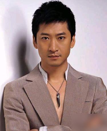 都以为周杰毁于还珠？错。真正焊死他底裤的，是他当年敢跟《少包》资方掀桌子。拿