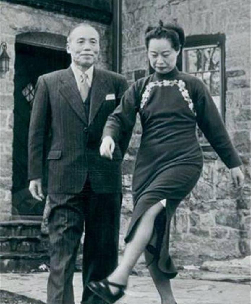 1938年，李宗仁夜会女记者，被妻子郭德洁撞破。她摔碎茶盏，大哭大闹。没想到，一