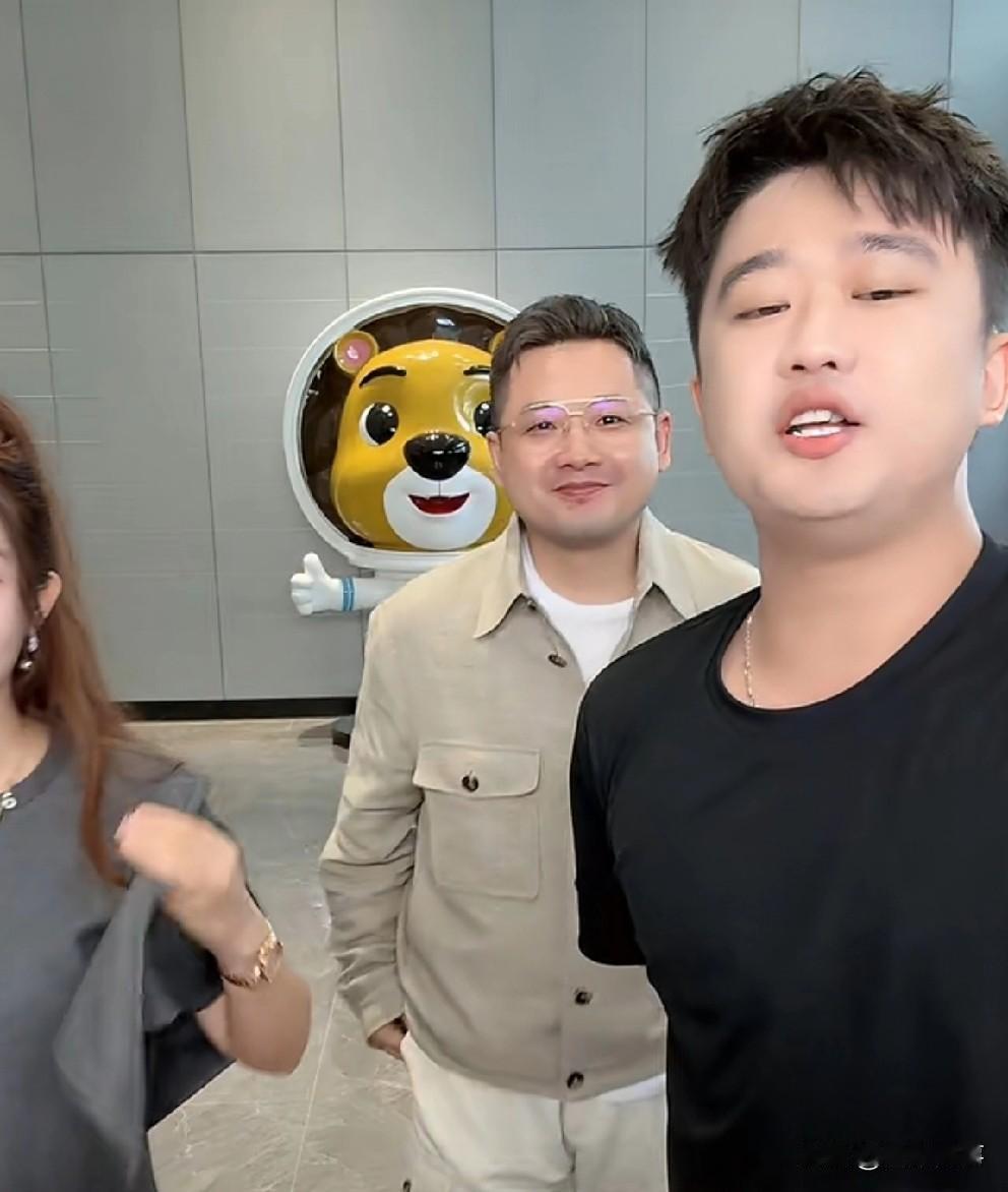 网传叛变的张小双又出现在赵梦澈直播间，表情略显尴尬！赵梦澈：