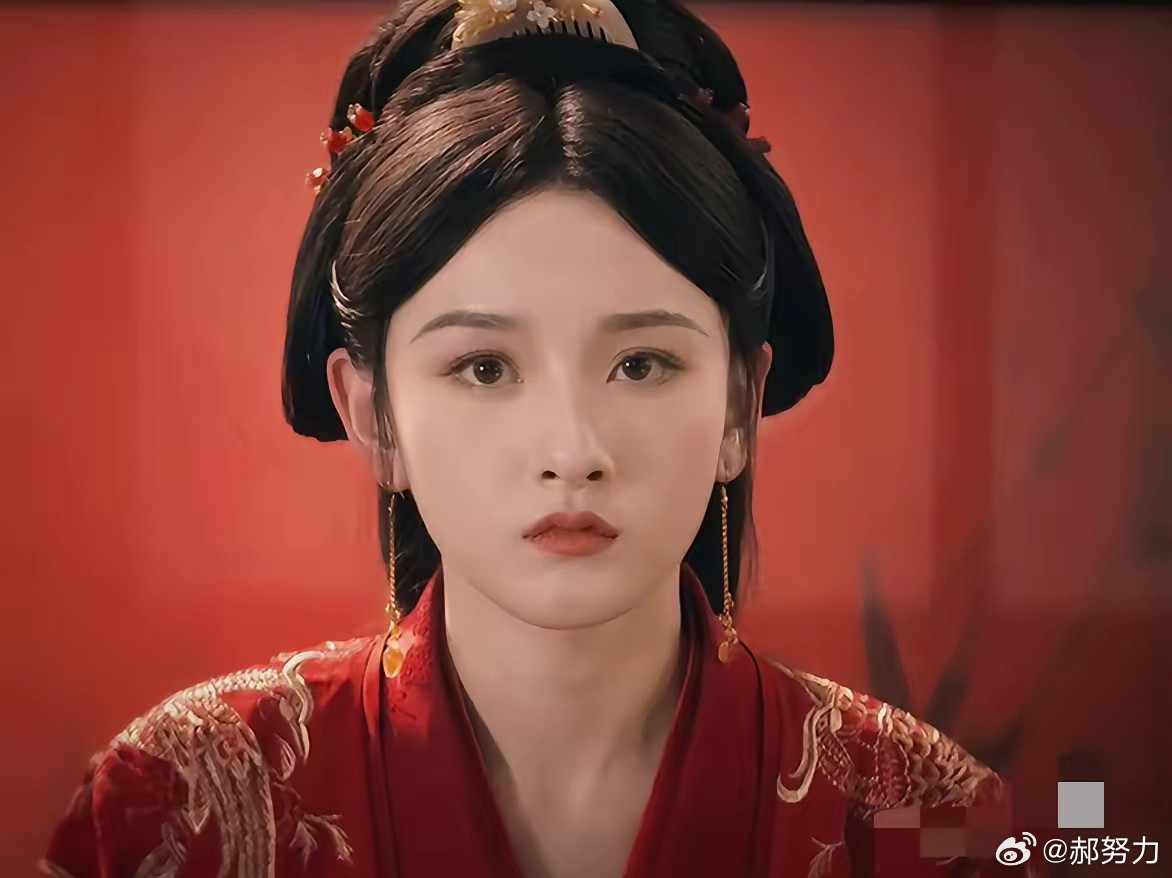 我发现宋祖儿这个人，真的很奇怪，她无论跟哪位男演员搭戏，无论是年龄大的还是小的，
