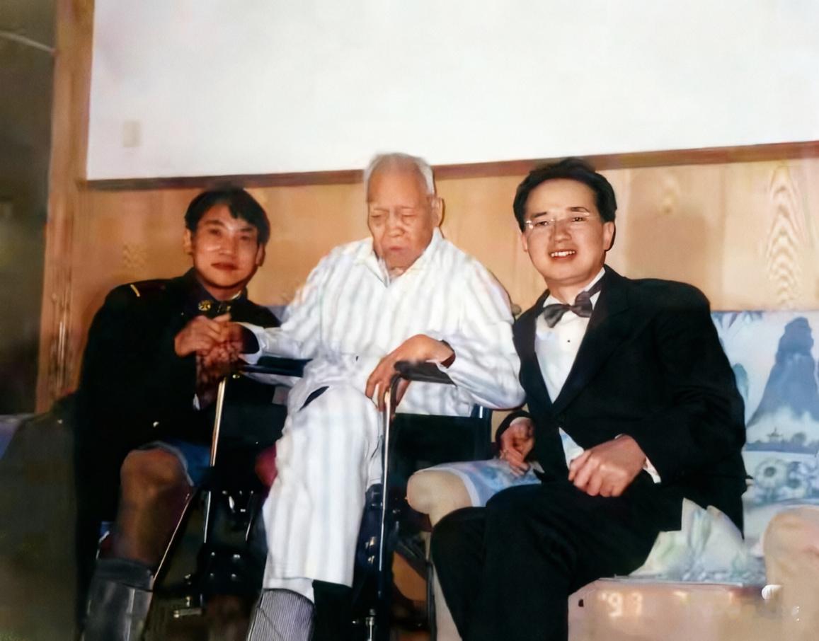 90年代，离休多年的张宗逊上将，一张罕见的留影。晚年生活简朴，亲撰回忆录，捐款助