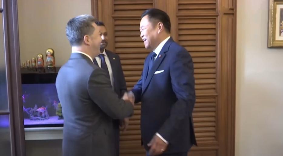 泰国总理回国后接见卡什·帕特尔！7月21日，刚刚回国后的泰国总理阿努廷又忙碌起