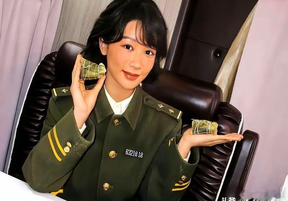 胡歌杨紫在高原快被冻没了!10月21日胡歌杀青那天,剧组给他端来藏族五谷盒,他
