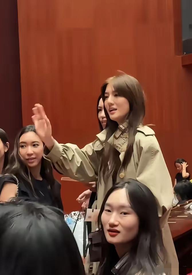 女明星和普通美女的差距：离镜头最近的这位美女脸比吴千语大（正常现象），但离镜头更