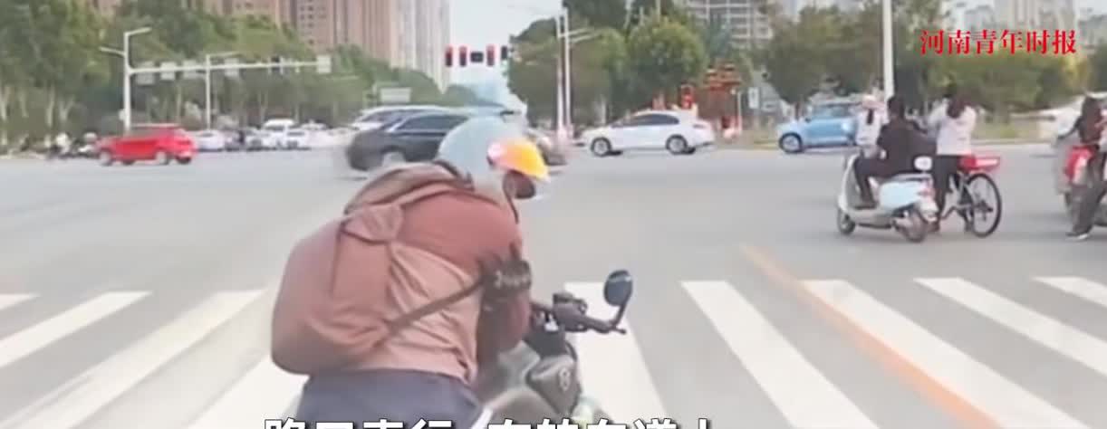 “太尴尬了！”5月26日，河北保定，一男子骑着摩托车在机动车道上行驶等红灯，而这