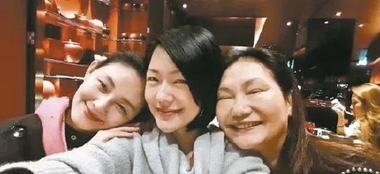S妈是真的不听劝啊，确实能理解大S离开，给你带来了多大的痛苦，但是你难道忘了小