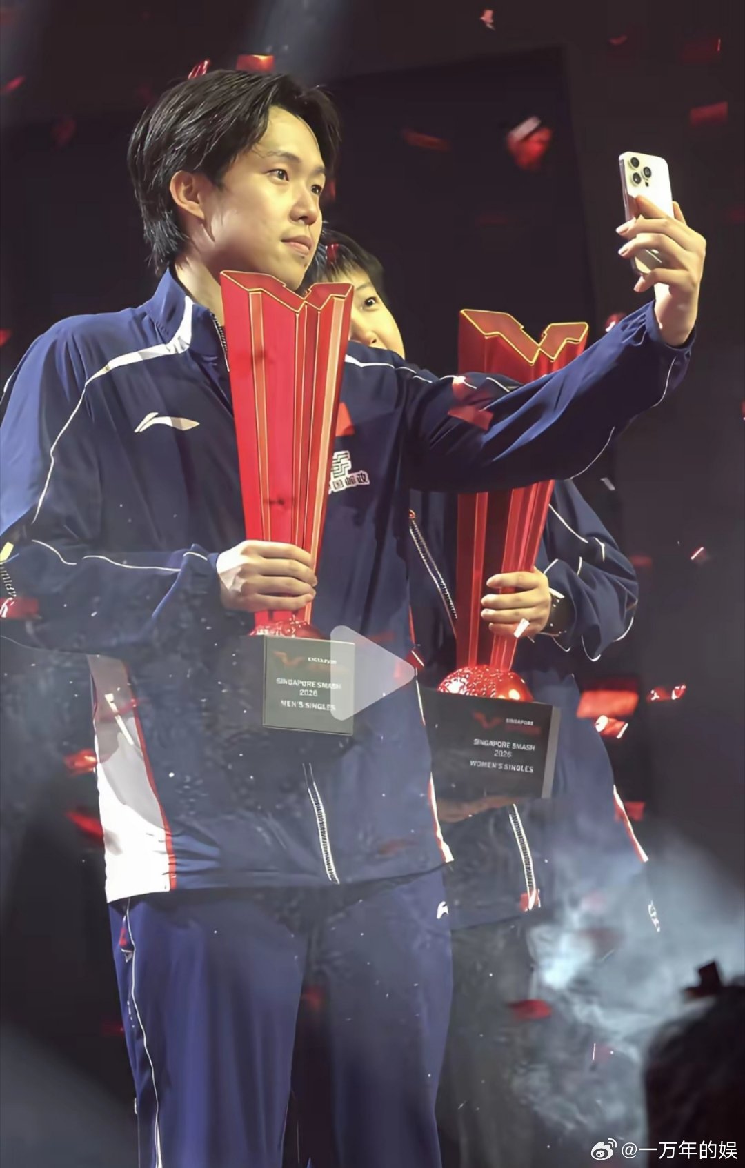 谁曾想这么美好的一刻人声鼎沸之中俩人还斗了场嘴估计那个奖杯🏆真的太沉莎莎：等会