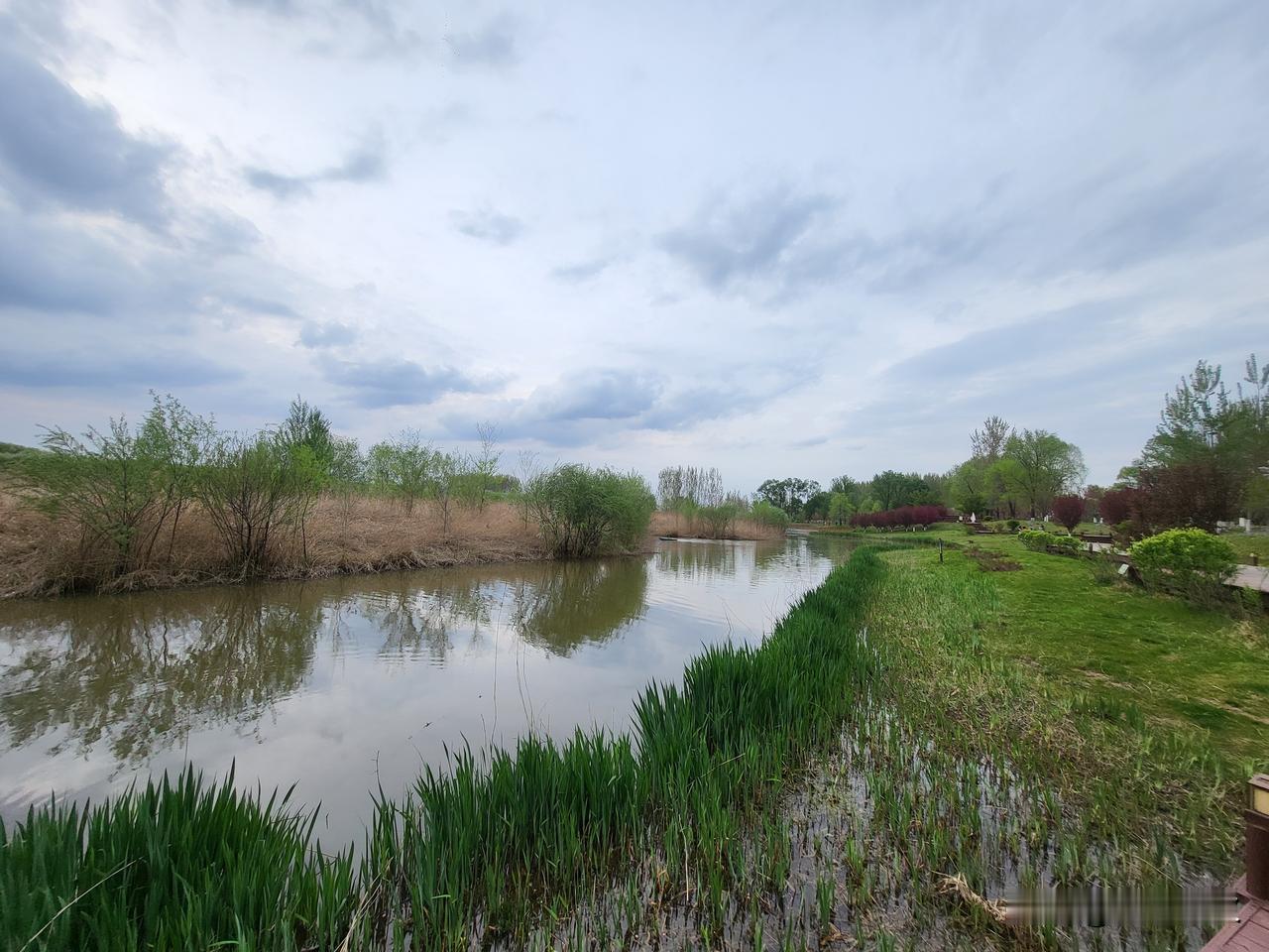 分享一张你最近随拍的照片我最近随拍的山水风光，连绵的山峦在云雾中若隐若现，湖水碧
