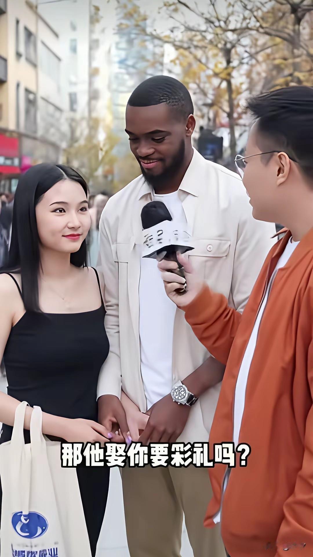 博主街拍看到一对异国情侣，于是大胆就上前采访，女生开心炫耀着他们的爱情，博