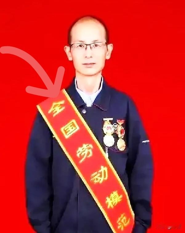 一个叫黄春波的电焊工，接了个活儿。首钢的大项目，上千道不锈钢焊口，要求极高。