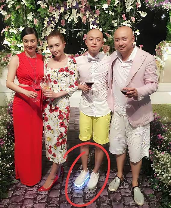 包贝尔穿的鞋子是什么牌子的？为什么会发光