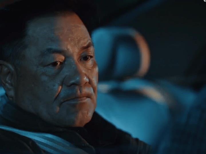 《利剑玫瑰》23集预告，尹副主任坐的车被大货车撞了！当时车上坐着两个人，一个人