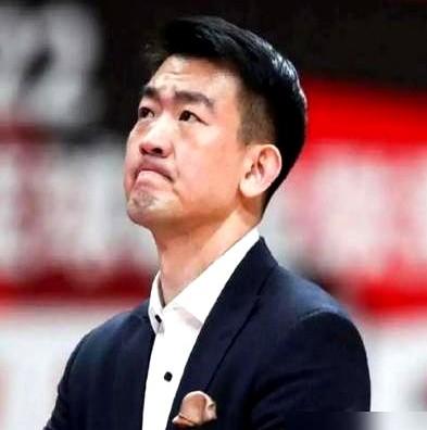 CBA总决赛惨败后，广厦主帅王博终于把话挑明了。孙铭徽拖着伤腿撑着，整个进攻就
