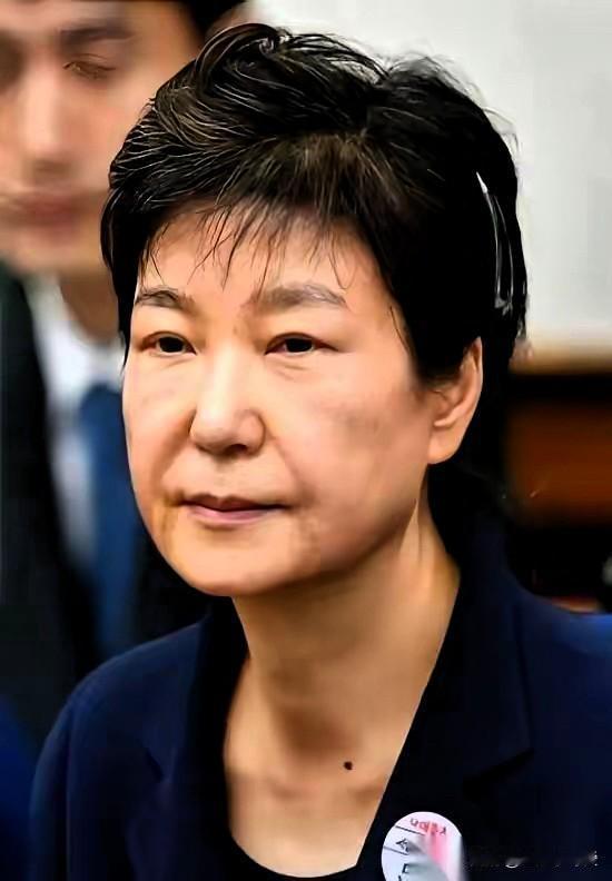 韩国政坛，真的别提有多戏剧性!前脚，前总统尹锡悦刚被法官一锤子砸下个“无期徒