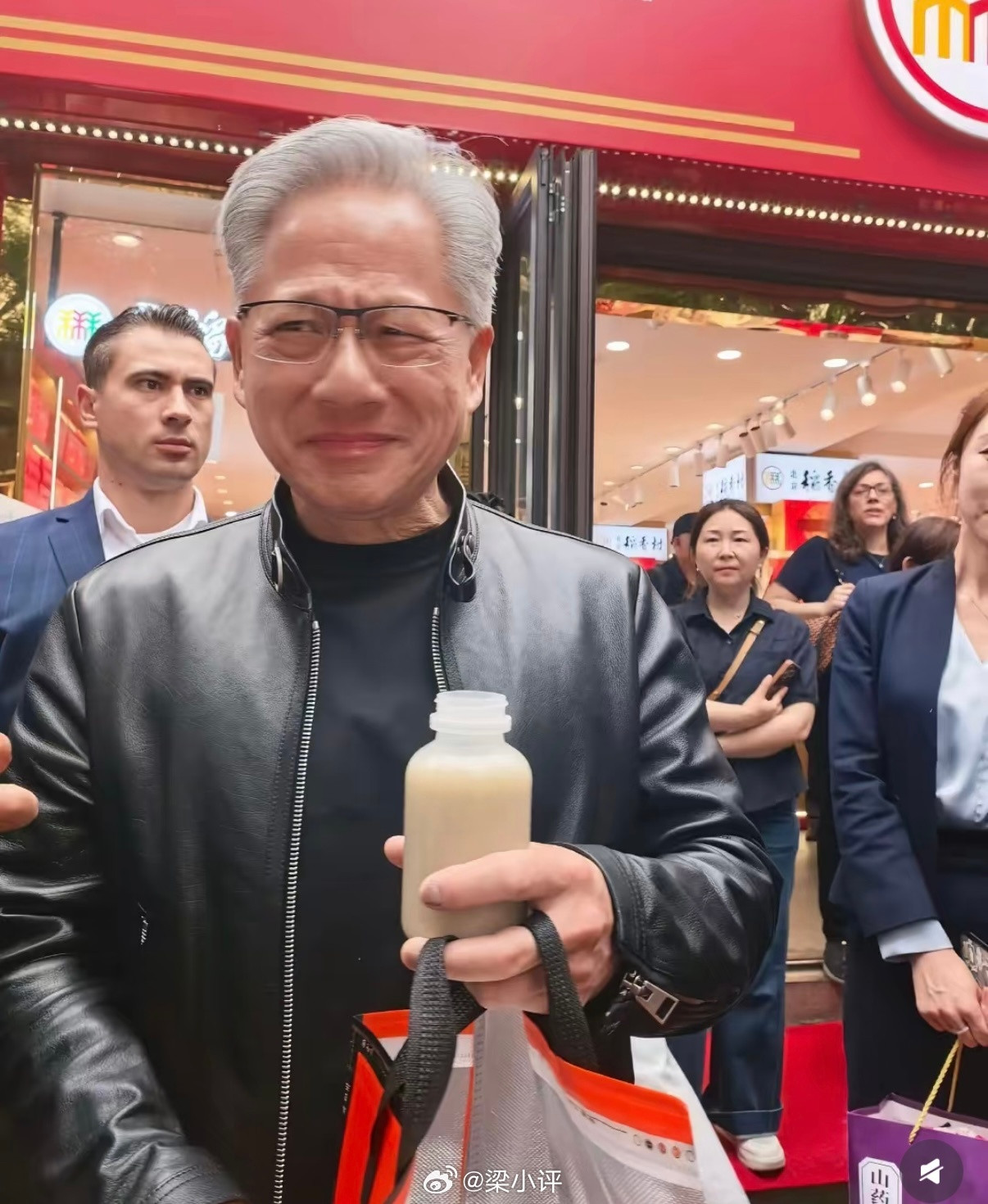 黄仁勋谈喝豆汁感受：“说真的，如果你没看到我的表情，你就不知道我当时有多享受”。