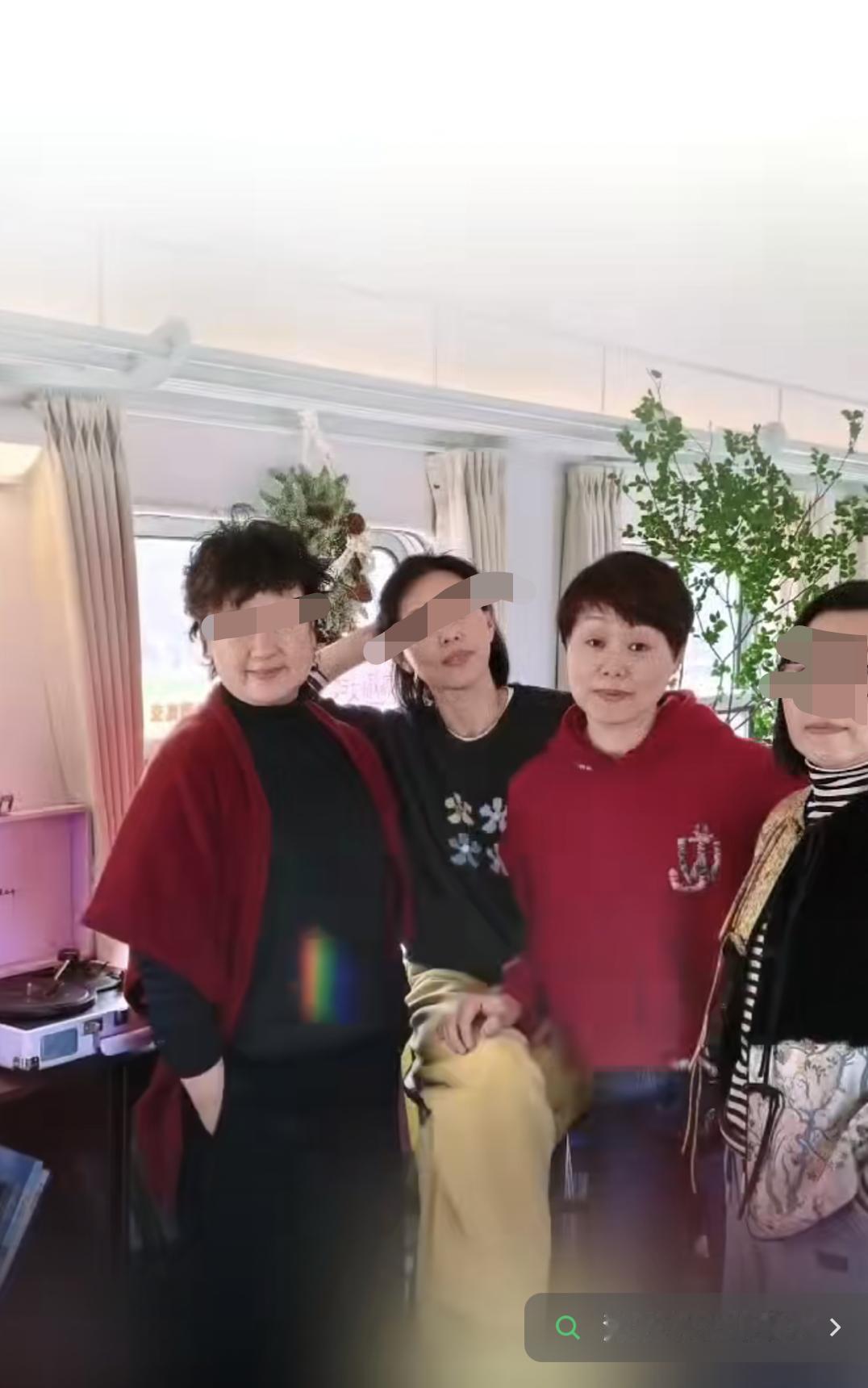 曹阳阳母亲在无锡混的可是贵妇圈，身边常年有一群穿着贵气的姐妹淘，出入高端场所，喝