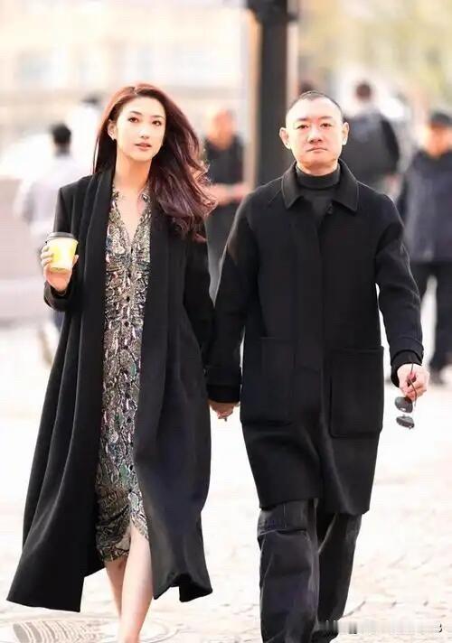 “京城四少”汪雨的妻子崔璨，波浪卷的长发，搭配黑色衣服，身材出挑，气质出众，少