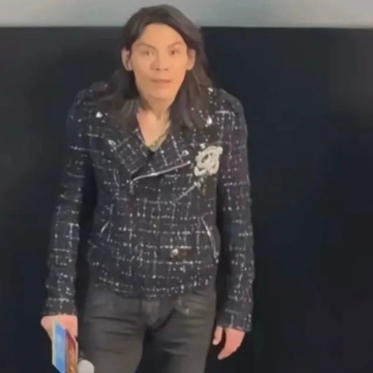 向佐丑衣服与郭碧婷无关郭碧婷看到向佐造型的心情，跟我们一样：这是什么时候穿的？