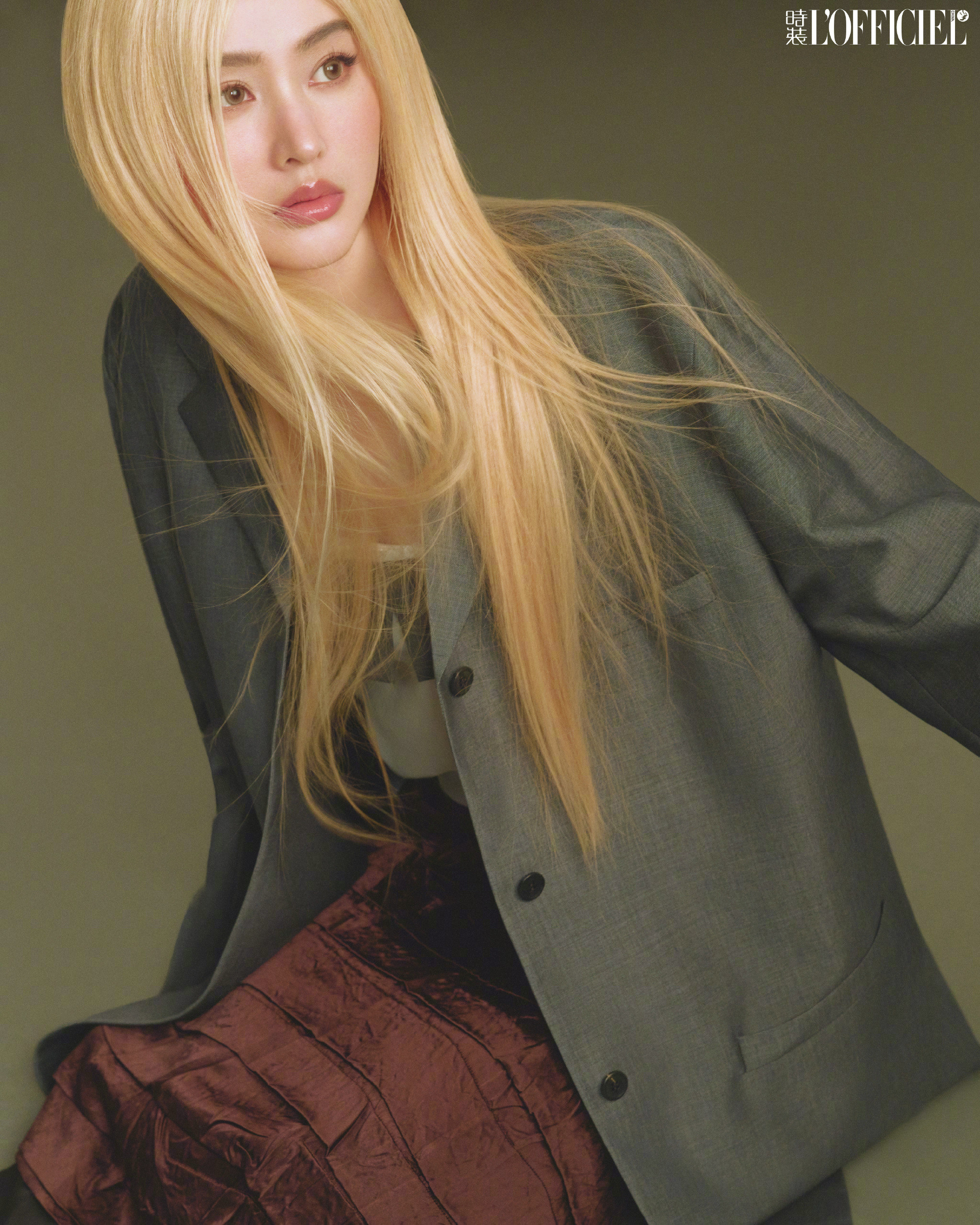 张天爱时装二月刊封面张天爱飒野惊鸿大片十年时间，城市更替，身份更迭。摄影：Mat