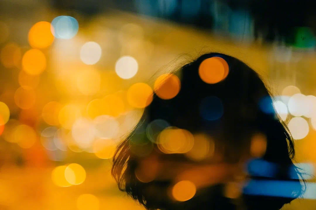 人越不懂自己的时候，越是想向外去搞懂别人，追问别人言行背后的真相和动机。人们总是