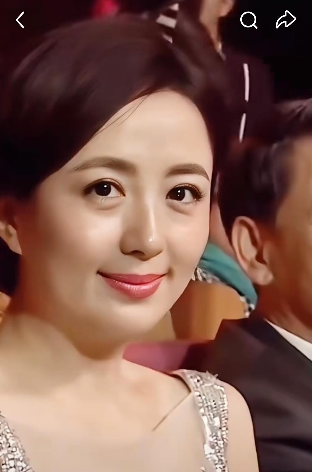 人长的很漂亮！属于微胖界的天花板！只是啥时候被化成妈妈那一挂的了，我怎么没看