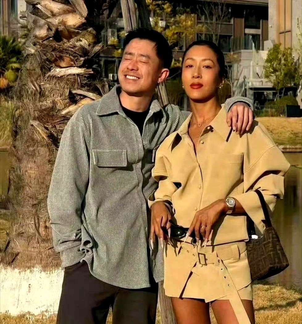 吉克隽逸晒了张合照，不少人第一眼看过去，还以为她官宣新恋情了。照片里她跟一个男生并肩站着，俩人状态都
