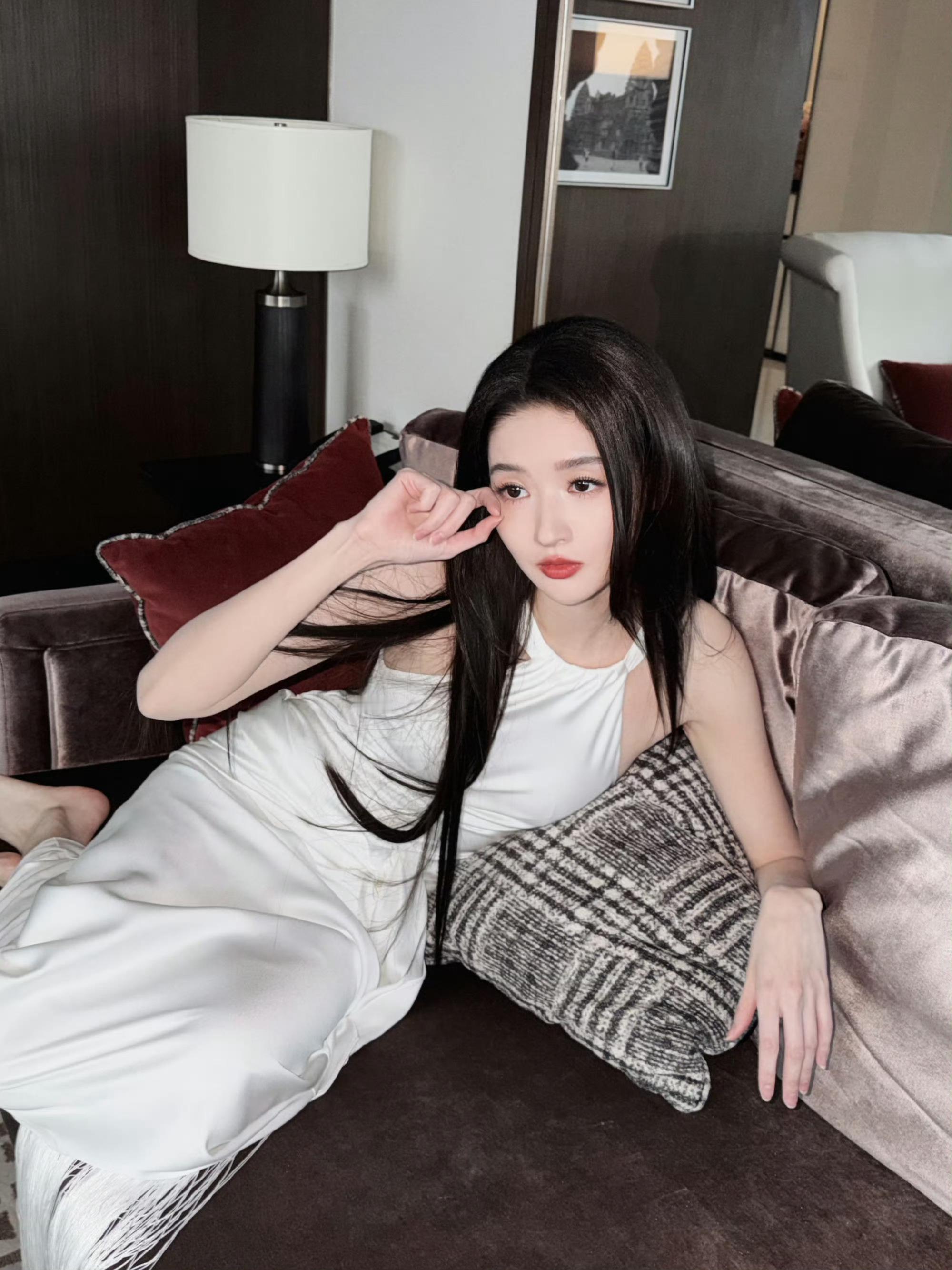 王玉雯看张新成新剧被气到王玉雯抽象的灵魂掉落日常，并配文“可恶！你们根本就不